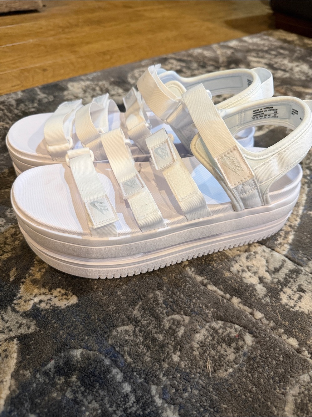 Nike Women’s Icon Classic 4 strap platinum Triple white sandals size 10 DH0224